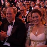 Margot Robbie vtipkovala na et prince Harryho. William reagoval dost...