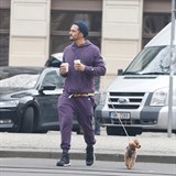 Orlando Bloom spojil procházku se psem s cestou pro kávu.