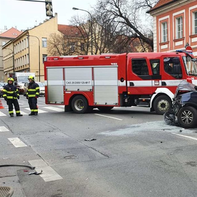 V itn ulici se srazily dv eny ve svch SUV, nikdo nebyl natst vnji...