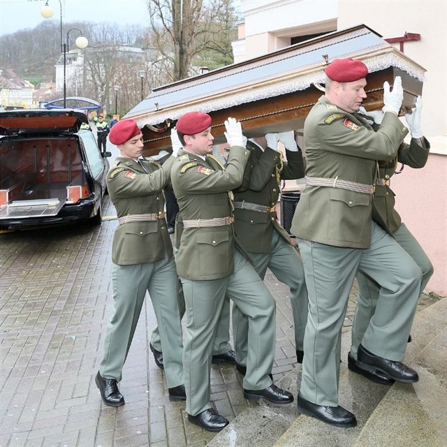 Rakev byla vystavena v teplickm divadle.