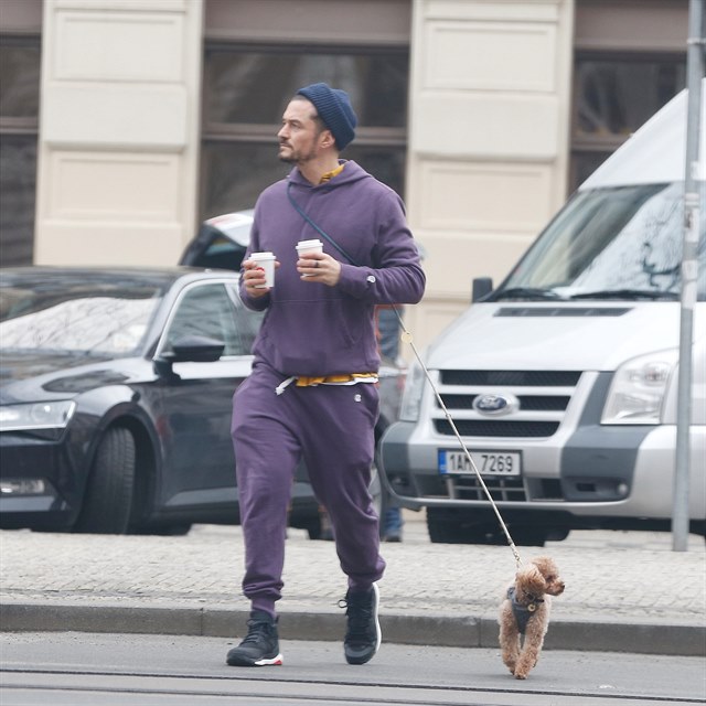 Orlando Bloom spojil prochzku se psem s cestou pro kvu.