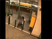 Svou bývalou pítelkyni napadl mu ve stanici metra erný Most. eny se zastal...