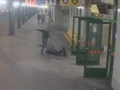 Svou bývalou pítelkyni napadl mu ve stanici metra erný Most. eny se zastal...
