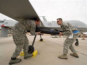 Americká armáda má k dispozici nkolik druh dron. Na snímku je Predátor, pak...