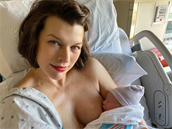 Hereka Mila Jovovich porodila. A vypadá skvle!