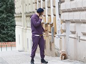Orlando Bloom a jeho pes Mighty, který si to v ulicích Prahy dost oblíbil.