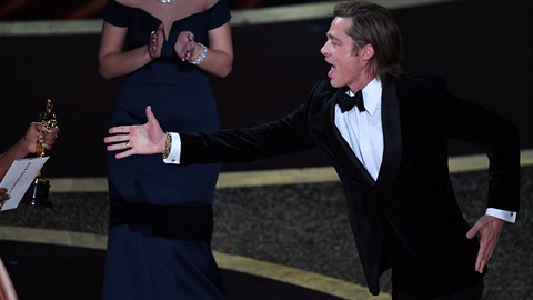 Brad Pitt se radostn natahuje pro svého Oscara.