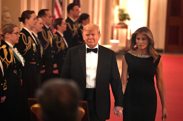 Donald Trump si na plese v Bílém dom vodil svou Melanii za ruku.