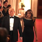 Donald Trump si na plese v Bílém domě vodil svou Melanii za ruku.