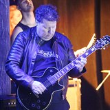 Timo Tolkki pokrauje ve sv spanil jzd Prahou. Zahrl si i na Rock Opee...