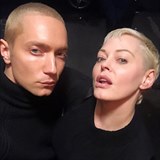 Rose McGowan nacviuje choreografii. Zejm se jedn o speciln druh retnho...