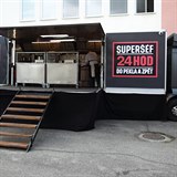 Zdeněk Pohlreich v pořadu Superšéf se svým týmem má postavit restauraci na nohy...