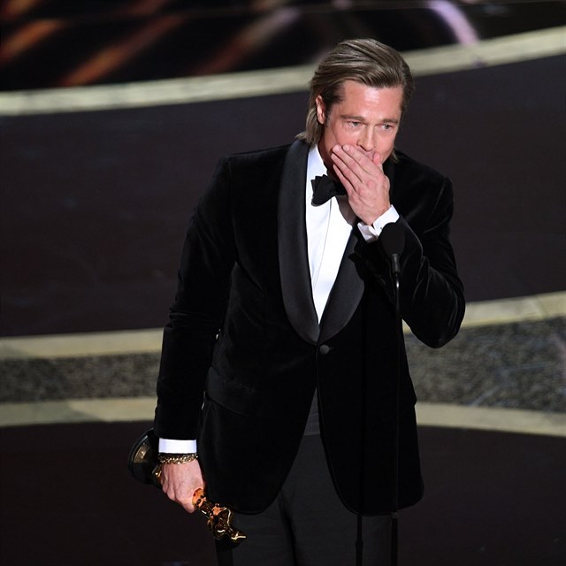 Brad Pitt se radostn natahuje pro svho Oscara.