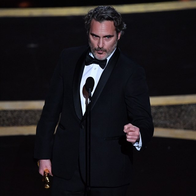 Joaquin Phoenix si zase neodpustil agitaci o hezm svt a mluvil o mlce a o...