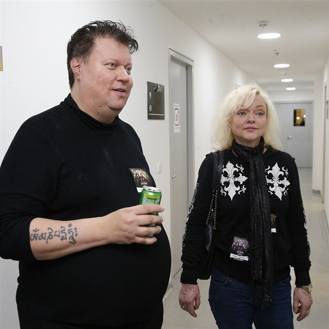 Timo Tolkki vzal Dominiku Gottovou na koncert heavymetalov� kapely HammerFall. Jeliko� se s �leny kapely zn�, pozvali je do z�kulis�.
