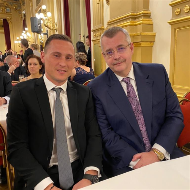 f Slavie Jaroslav Tvrdk vzal na maturitn ples dcery Jany i kapitna Jana Boila.