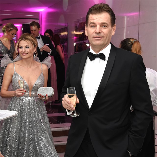 Jitka Kocurov s manelem Tomem Abrahamem na ples v Hotelu International