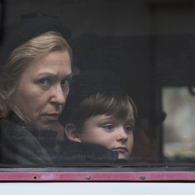 Adam Vojtek se svoj filmovou matkou Zuzanou Stivnovou ve filmu Past