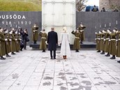 Premiér Babi s manelkou se poklonili na Námstí Svobody u pomníku Války za...