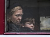 Adam Vojtek se svojí filmovou matkou Zuzanou Stivínovou ve filmu Past