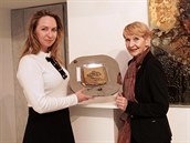 Daniela Koláová s výtvarnicí Gordanou Glass, která je autorkou ocenní z...