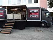 Zdenk Pohlreich v poadu Superéf se svým týmem má postavit restauraci na nohy...