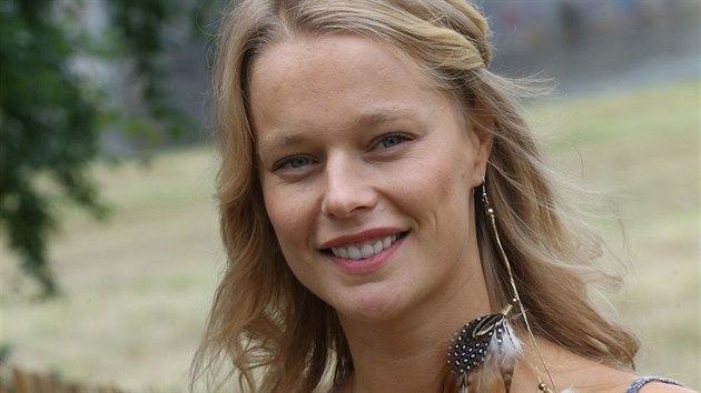 Helena Houdov je opt single.