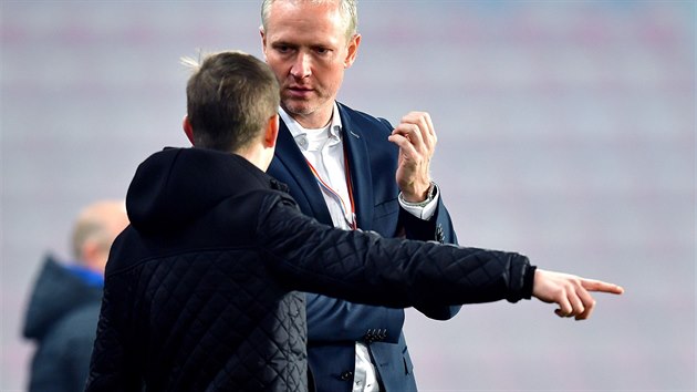Jeden z fanou�k� Sparty si p�i�el vy�íkat výkon týmu proti Liberci s trenérem...