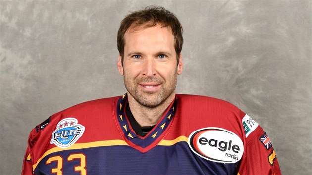 Fotbalovou branku te� Petr �ech vym�nil za tu hokejovou.