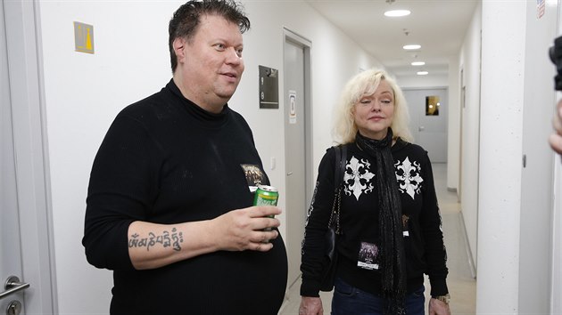 Timo Tolkki vzal Dominiku Gottovou na koncert heavymetalov kapely HammerFall. Jeliko se s leny kapely zn, pozvali je do zkulis.