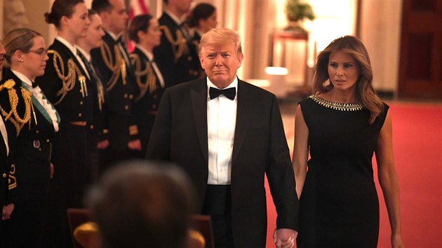 Donald Trump si na plese v Bílém dom� vodil svou Melanii za ruku.