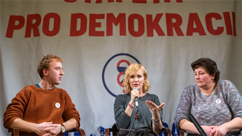 Milion chvilek a tafeta pro demokracii v M욝anské besed v Plzni