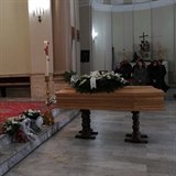 Vystavená rakev s tělem zavražděné Zdeňky.