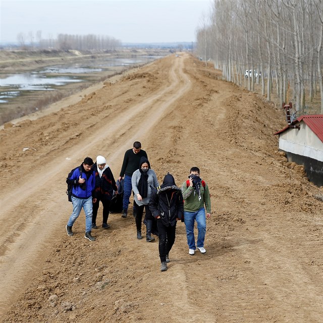 Migranti z oblast zasaench koronavirem m do Evropy.