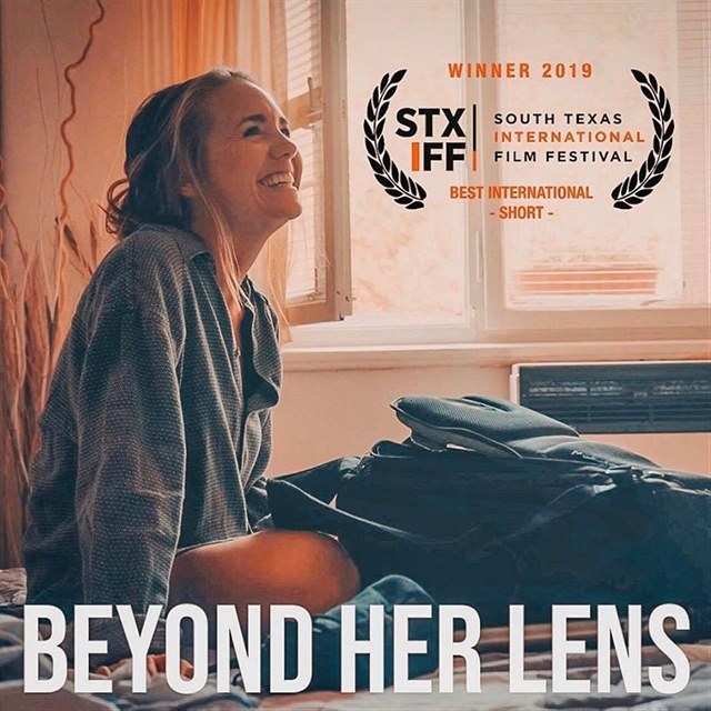 Lucie Vondrkov je astn z toho, e film Beyond Her Lens boduje v...