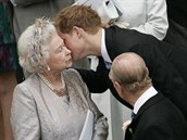 Harry pusinkuje babiku na svatb bratrance Petera Phillipse.