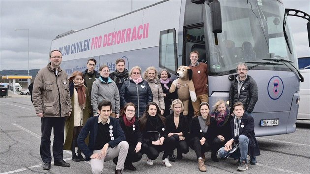 Milion chvilek a jejich autobus, kterým objídí republiku. Zaali 25. února v...