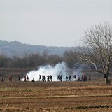 Migranti se na hranicích Turecka s Řeckem střetávají s policií.
