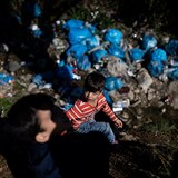 Migranti ij v tboe Moria na ostrov Lesbos v dsivch podmnkch. Mezi nimi...