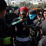 Migranti žijí v táboře Moria na ostrově Lesbos v děsivých podmínkách. Mezi nimi...