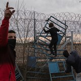 Dosud bylo pro migranty jednoduché se přes plot na hranicích dostat. To chce...