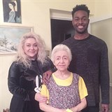 Zpěvačka Dannie se svým manželem a babičkou, která žije v Řecku.