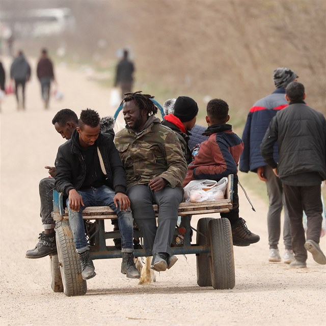 Migranti na ecko-tureckch hranicch podle svch slov zavaj ikanu od tamn...