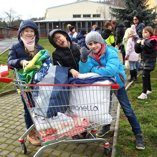 ��ci ze 2. B soukrom� z�kladn� �koly Wonderland Academy p�inesli opu�t�n�m pejsk�m pamlsky, ale i pot�ebn� deky.