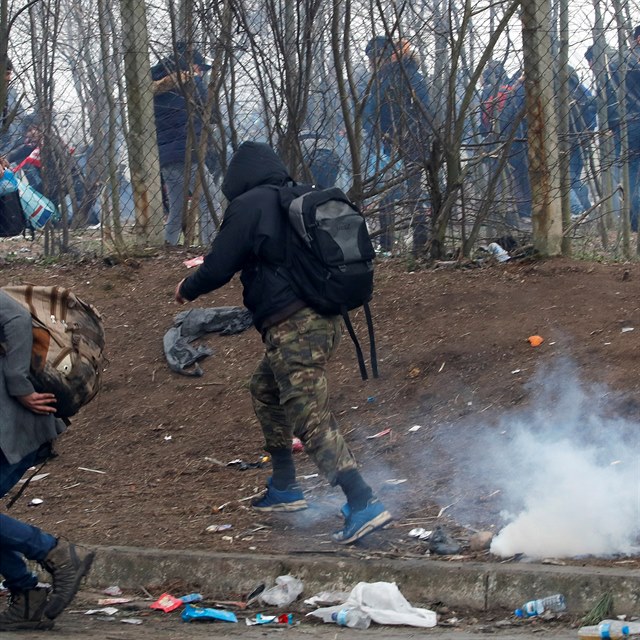 Migranti se na hranicch Turecka s eckem stetvaj s polici.
