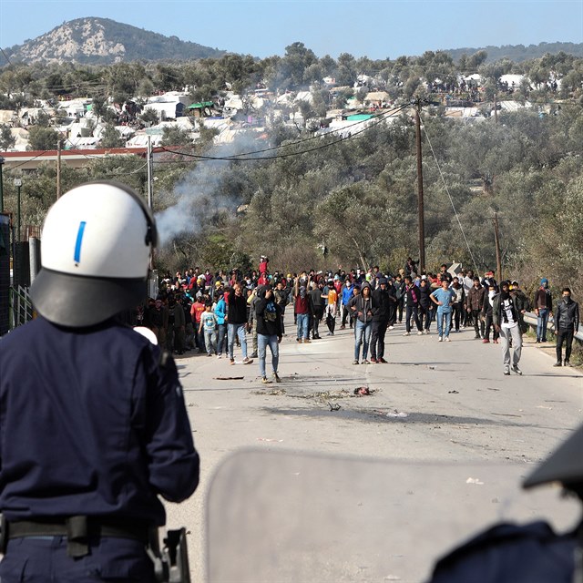 Migranti ij v tboe Moria na ostrov Lesbos v dsivch podmnkch. Mezi nimi...