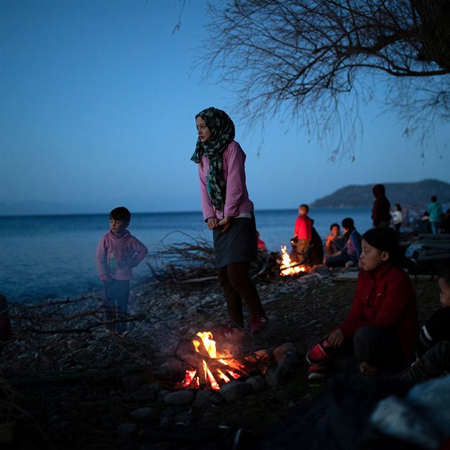 Migranti ij v tboe Moria na ostrov Lesbos v dsivch podmnkch. Mezi nimi...