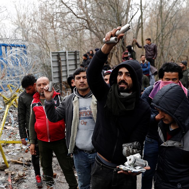Migranti ukazují, že proti řečtí policisté a vojáci používají slzný plyn.
