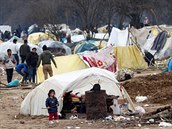 Uprchlické tábory v ecku u jsou zcela peplnné. Nmecko chce pomoci hlavn...