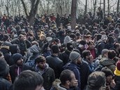 Migranti se na hranicích Turecka s eckem stetávají s policií.